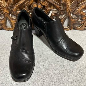 Clarks bendable black leather shoes